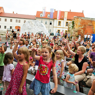 Občinstvo pred Minoriti <em>Foto: Boštjan Lah</em>